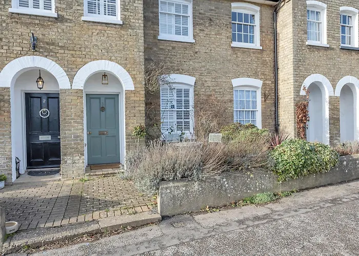 Charming Church Walk, Long Melford - 2 Bedroom Property With Parking